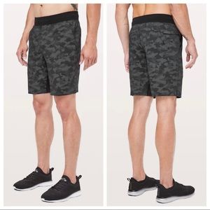 Lululemon Mens Size S T.H.E. Short Mesh Camo Print Linerless Shorts In Charcoal